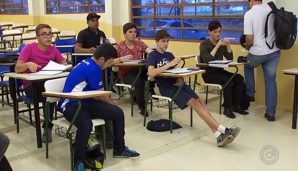 Aluno de 14 anos passa em vestibular de faculdade em TatuÃ­ â€” Foto: ReproduÃ§Ã£o/TV TEM