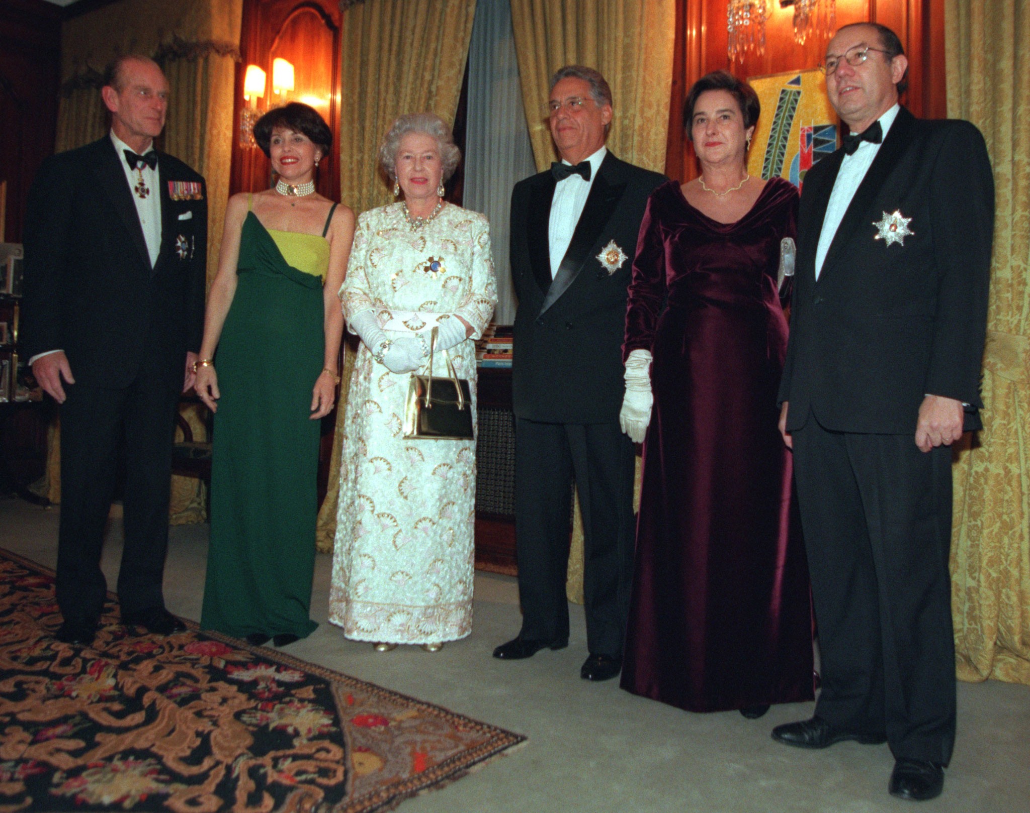Rainha Elizabeth recebe Fernando Henrique Cardoso e comitiva em 1997 (Foto: Reuters)