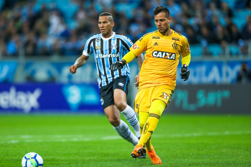 Diego Alves pegou o terceiro p&ecirc;nalti com a camisa do Fla, mas n&atilde;o evitou a derrota (Foto: MARCELO OLIVEIRA/FOTOARENA/ESTAD&Atilde;O CONTE&Uacute;DO)