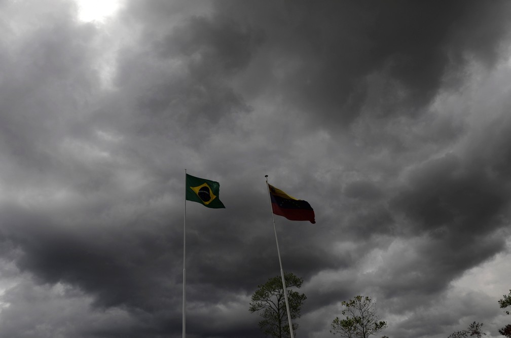 Bandeiras do Brasil e da Venezuela em Pacaraima, na fronteira em Pararaima, estado de Roraima — Foto: Reuters/Ricardo Moraes