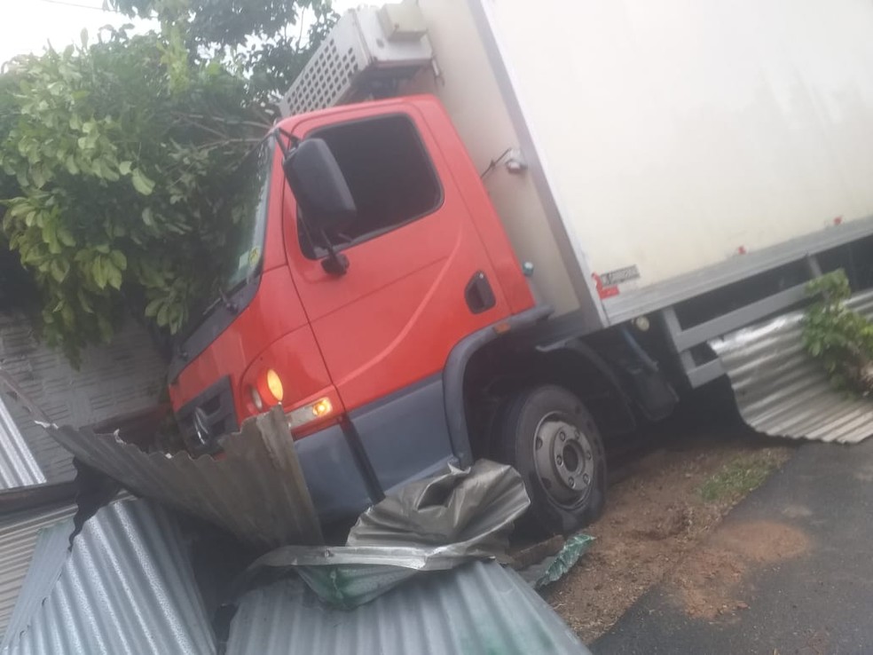 Caminhão atinge três pessoas em Itaitinga, na Grande Fortaleza — Foto: Arquivo pessoal