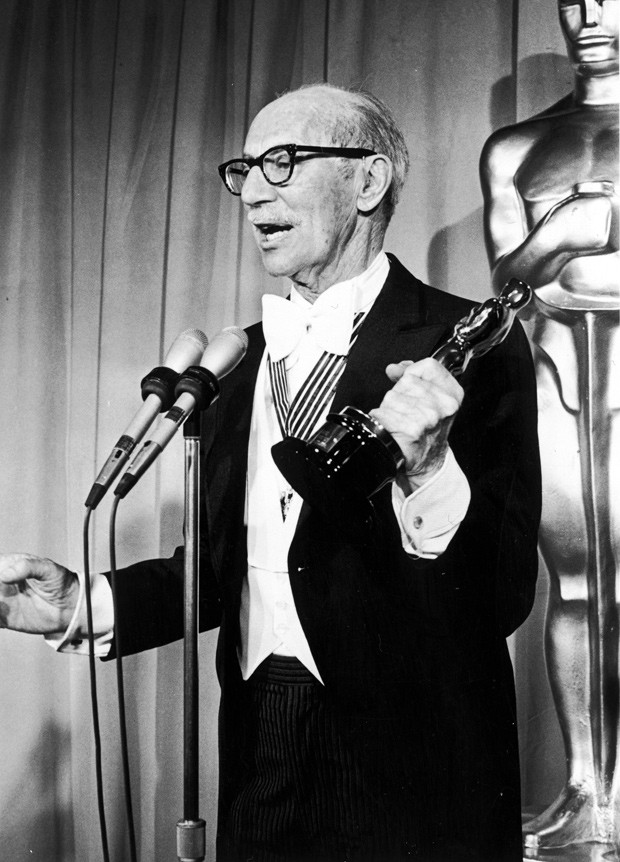 A lenda Groucho Marx recebe prêmio pelo conjunto da obra (Foto: Getty Images)