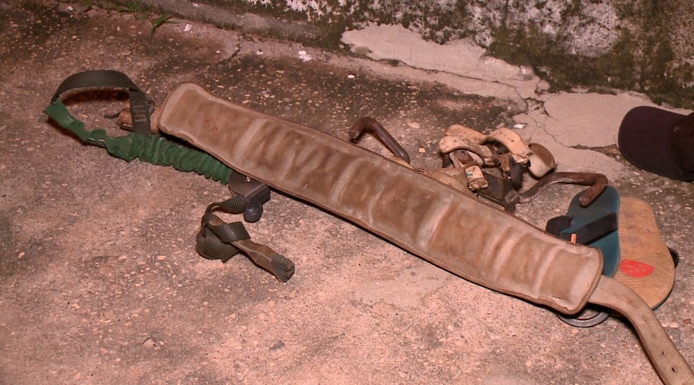 Vítima usava cinto para se prender a poste quando sofreu descarga elétrica na Zona Leste de Teresina — Foto: Reprodução/ TV Clube