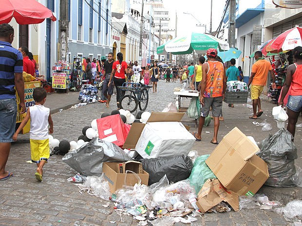 No Centro de São Luís (MA), consumidores disputam espaço com lixo (Foto: De Jesus / O Estado)