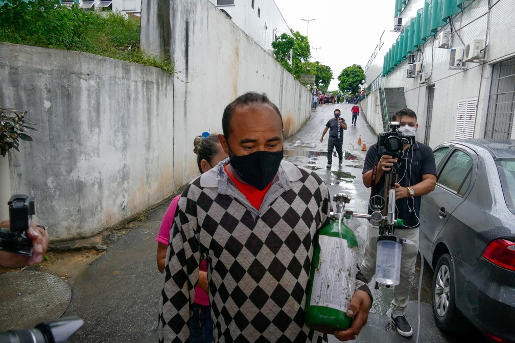 Movimentação na frente do Hospital e pronto-socorro 28 de agosto, em Manaus, na tarde de 14 de janeiro. — Foto: Sandro Pereira/Fotoarena/Estadão Conteúdo