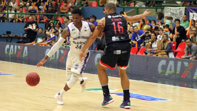 Robinson faz de três no fim e Flamengo vence o Mogi pelo NBB
