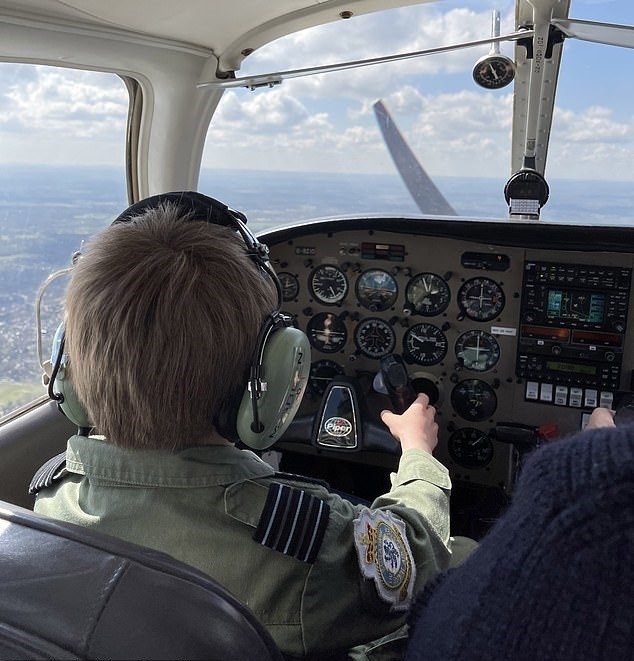 Com a supervisão do instrutor, Jacob viu de perto como o painel de uma aeronave funciona (Foto: Reprodução Instagram)