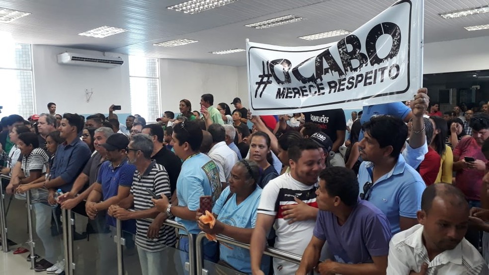 Plenário da Câmara Municipal do Cabo de Santo Agostinho ficou lotado de manifestantes — Foto: Camila Torres/TV Globo