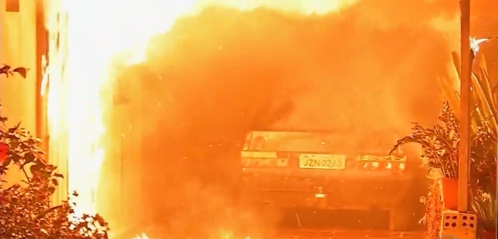 Carro que estava na garagem ficou destruÃ­do â Foto: TVCA/ ReproduÃ§Ã£o