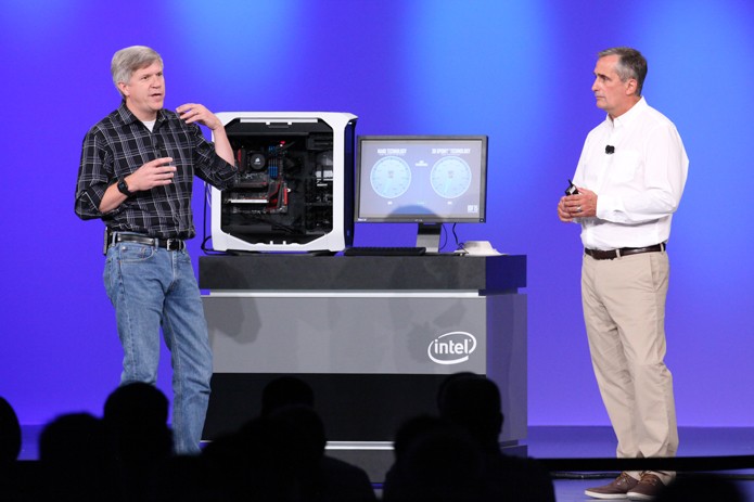 Durante apresentação na IDF, Intel anunciou o Optane e comparou a performance do novo SSD com versões atuais no mercado (Foto: Divulgação/Intel)