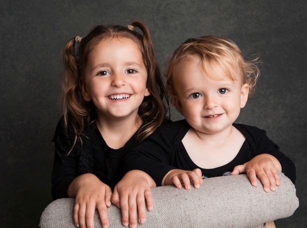 Irmãos de 4 e 6 anos foram concebidos do mesmo lote de embriões (Foto: Reprodução/Mirror)