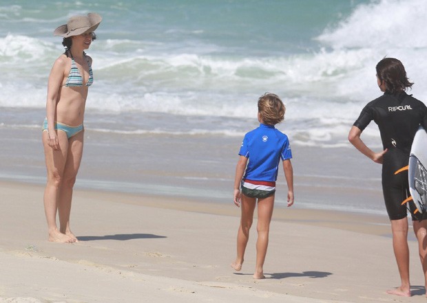 Fernanda Torres curte praia com os filhos (Foto: Dilson Silva/AgNews)