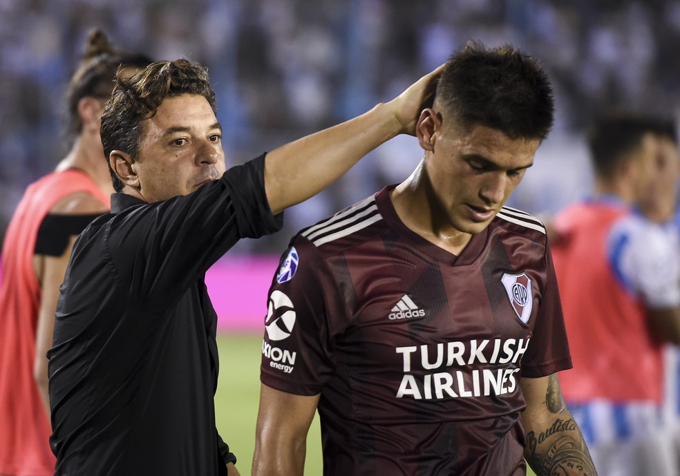 Emocionado, Marcelo Gallardo consola o zagueiro Martínez Quarta após o empate e a perda do título do River Plate — Foto: Marcelo Endelli/Getty Images