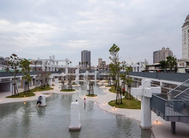 Shopping abandonado em Taiwan dá lugar a parque com piscina pública (Foto: Daria Scagliola/Divulgação)