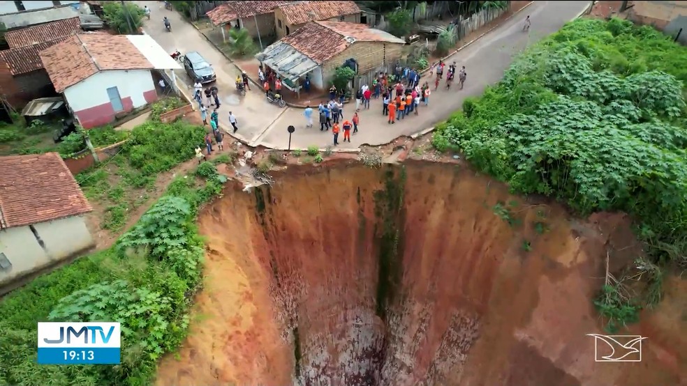 Situação preocupa quem vive próxima as crateras em Buriticupu — Foto: Reprodução/TV Mirante