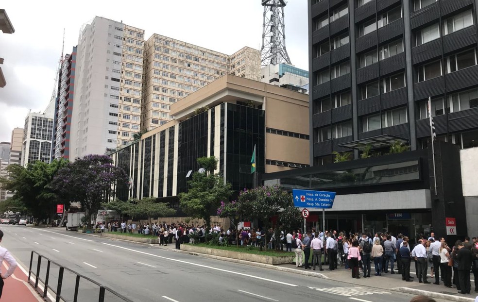 Prédios são esvaziados na Avenida Paulista (Foto: Anderson Colombo/TV Globo )
