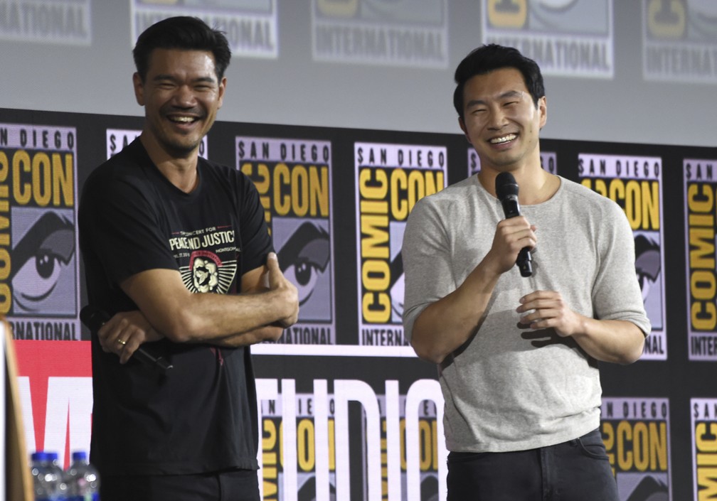 Simu Liu, de 'Shang-Chi', fala ao lado do diretor Destin Daniel Cretton durante painel da Marvel na Comic-Con de San Diego — Foto: Chris Pizzello/AP