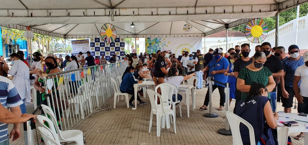 Tenda da vacinação contra Covid em Rio Branco vai até às 22h deste sábado (26) — Foto: Andryo Amaral/Rede Amazônica Acre 