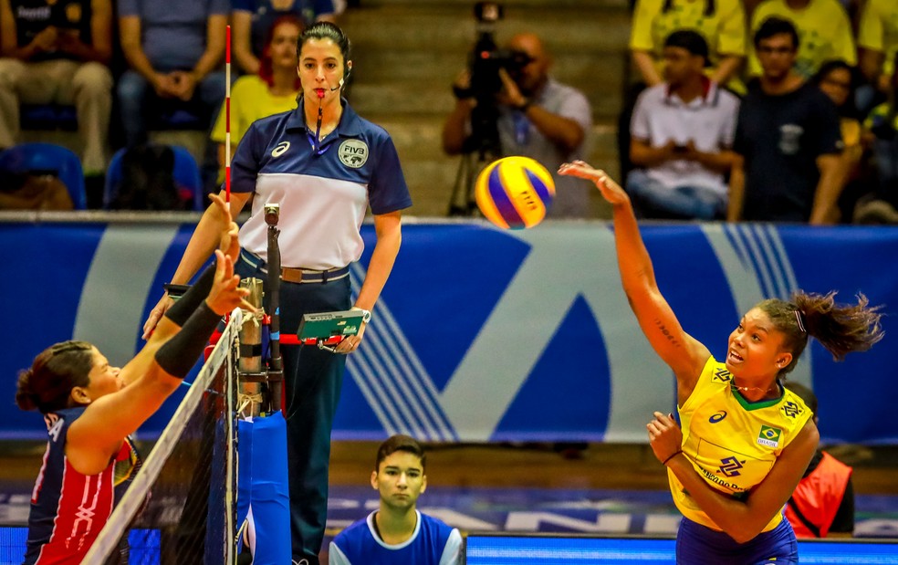 Lorenne virou bolas importantes e ajudou o Brasil no jogo decisivo: 22 pontos e maior pontuadora da partida — Foto: FIVB