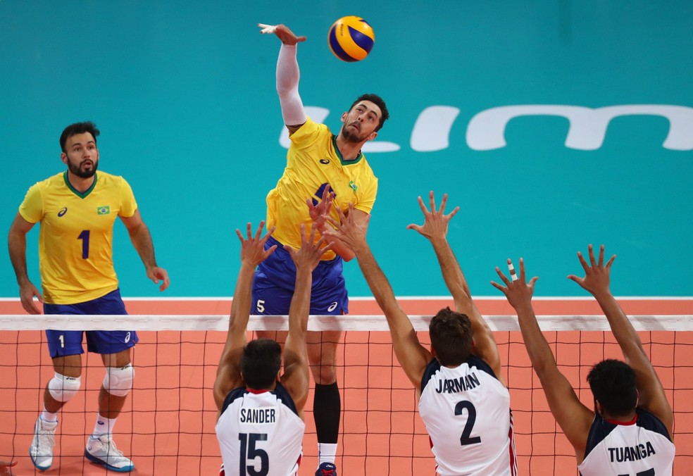 Lucas Loh ataca durante o jogo — Foto: REUTERS/Pilar Olivares