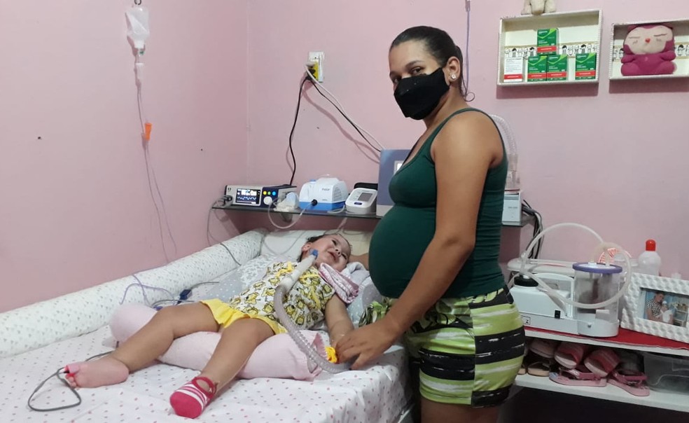 Criança de um ano e seis meses precisa de remédio de R$ 12 milhões, fortuna que a família do Crato, no Ceará, não tem condição de pagar — Foto: Arnaldo Araújo