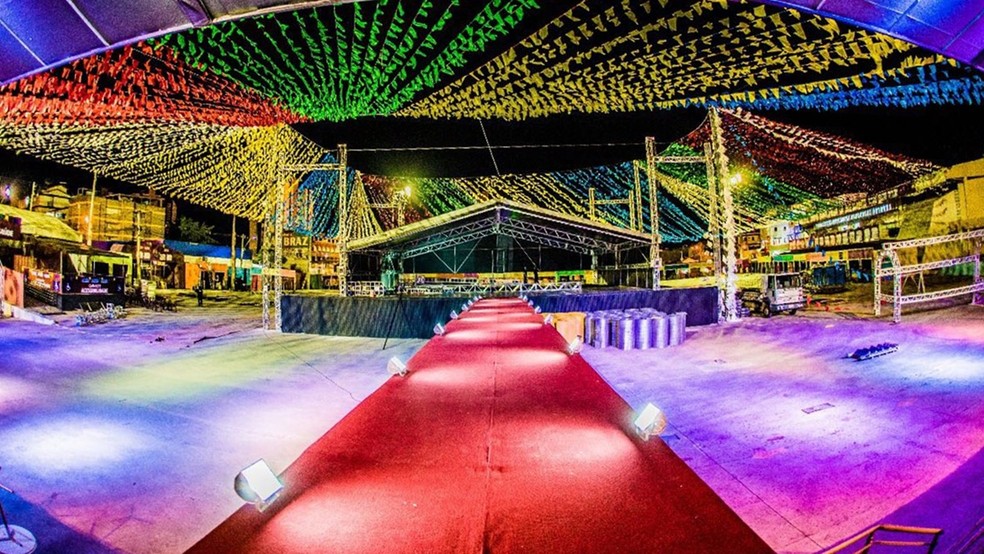Area do frontstage do palco principal vai ter cobertura no Parque do Povo, em Campina Grande (Foto: Demétrio Costa e Emanuel Tadeu/Top Midia Comunicação)