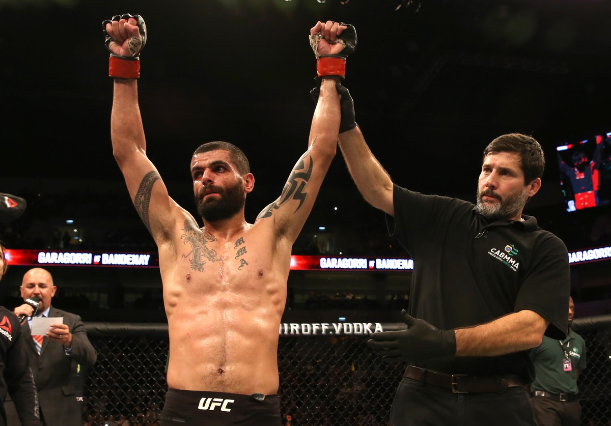 ultimate-marca-eduardo-garagorri-x-darren-elkins-para-7-de-novembro-em
