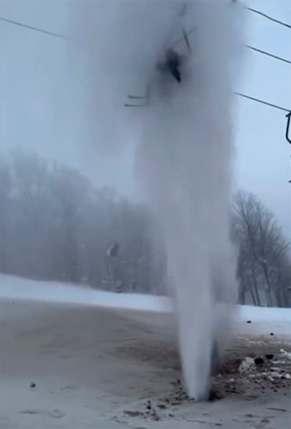 Esquiadoras atingidas por jato d'água na Carolina do Norte (Foto: reprodução youtube)