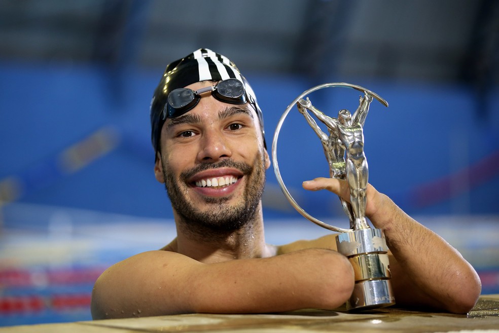 Daniel Dias com um dos três troféus do Prêmio Laureus de Melhor Atleta com Deficiência — Foto: Getty Images