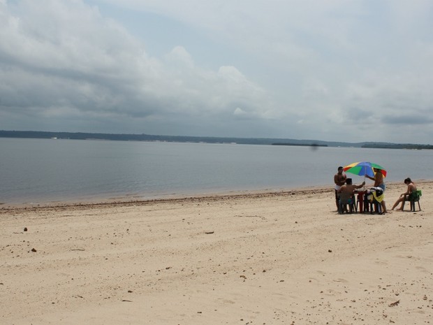 Praia de Açutuba virou um dos points turísticos do Amazonas após inauguração da Ponte Rio Negro (Foto: Camila Henriques /G1 AM)