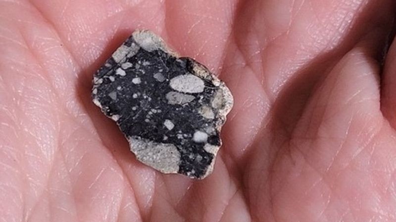 Um fragmento de rocha lunar recuperado por moradores no noroeste da África (Foto: BBC News)