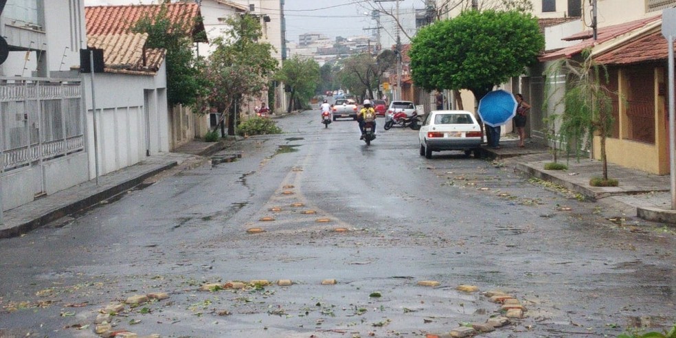 Chuva e vento forte são registrados na tarde desta sexta-feira em  Divinópolis; veja imagens | Centro-Oeste | G1