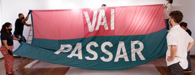 Bandeira de Marcos Chaves, que ficou hasteada no MUseu de Arte do Rio (MAR), é instalada na sala do artista  — Foto: Jaime Acioli/Divulgação