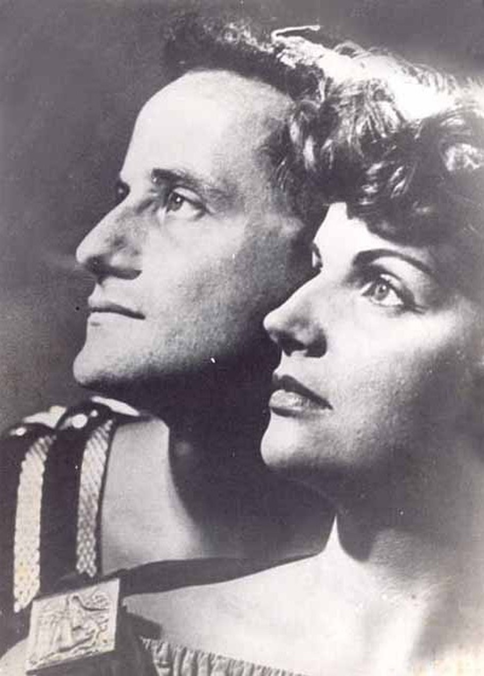 Tônia Carrero e Paulo Autran em 'Um Deus Dormiu lá em Casa', de Guilherme Figueiredo, 1949. Direção: Silveira Sampaio. (Foto: Cedoc/Funarte)