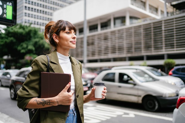 Business woman with tablet and coffee at Paulista Avenue in Sao Paulo , Brazil (Foto: Getty Images)