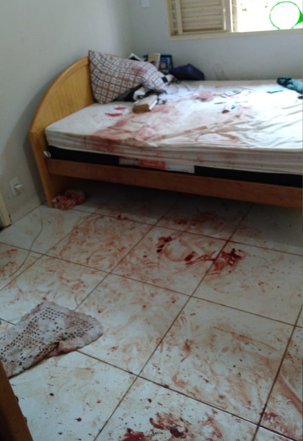 Quarto onde a vítima foi encontrada estava cheio de sangue — Foto: Arquivo Pessoal 