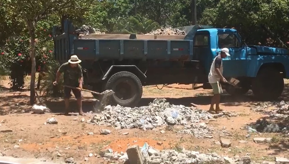 Restos do Anjo Azul são colocados em caminhão, em Natal — Foto: Cedida