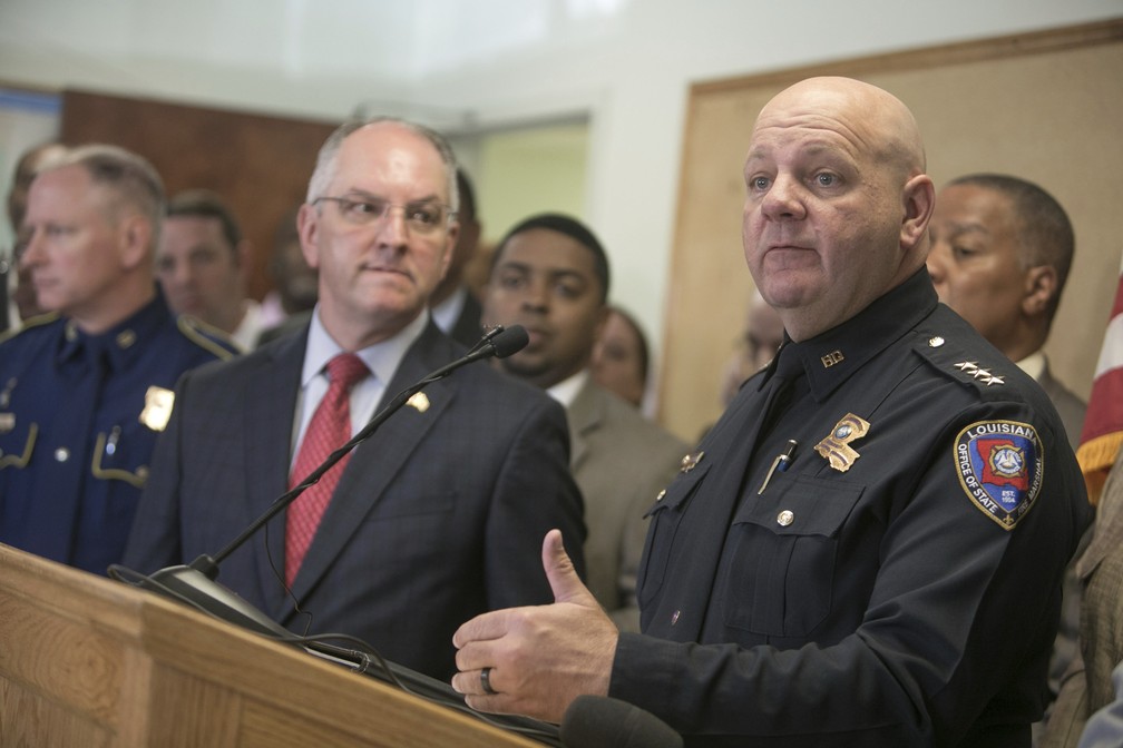 Chefe do Corpo de Bombeiros de Louisiana dá informações sobre o incêndio criminoso a três igrejas centenárias no estado — Foto: Lee Celano/AP Photo