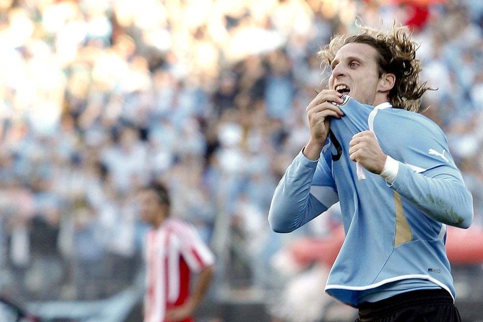 Forl&aacute;n, do Uruguai, comemora um dos gols marcados sobre o Paraguai em 2011 &mdash; Foto: Buda Mendes/LatinContent via Getty Images