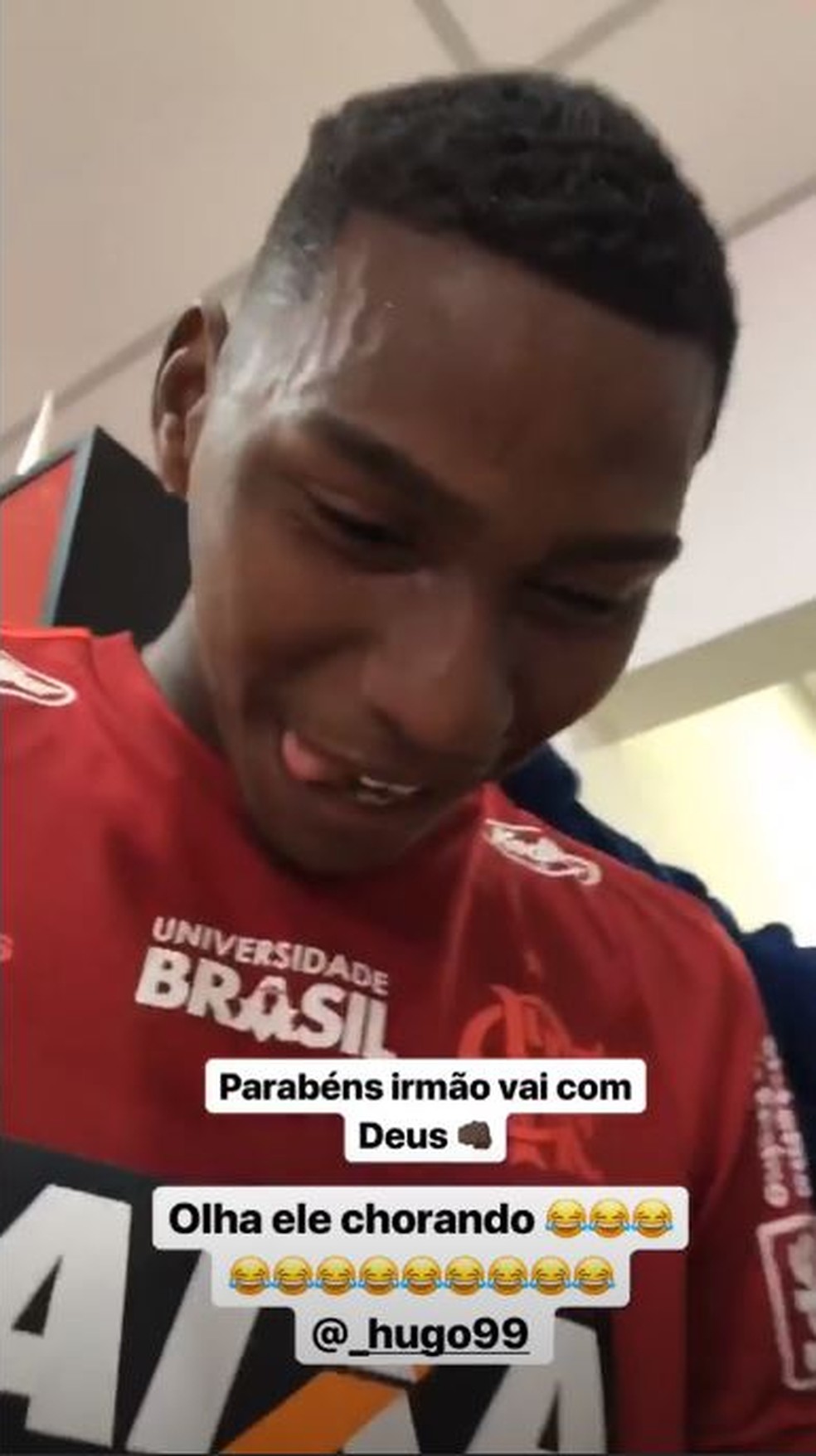 Hugo Souza chora no vestiário do Flamengo (Foto: Reprodução/Instagram)