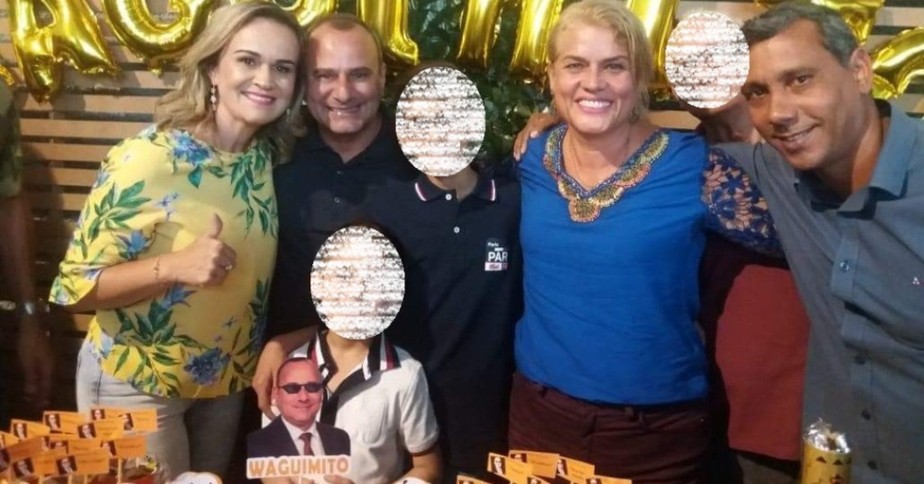 Daniela Carneiro, com o marido Waguinho, prefeito na Baixada Fluminense, e Jura (no canto direito) em uma festa infantil
