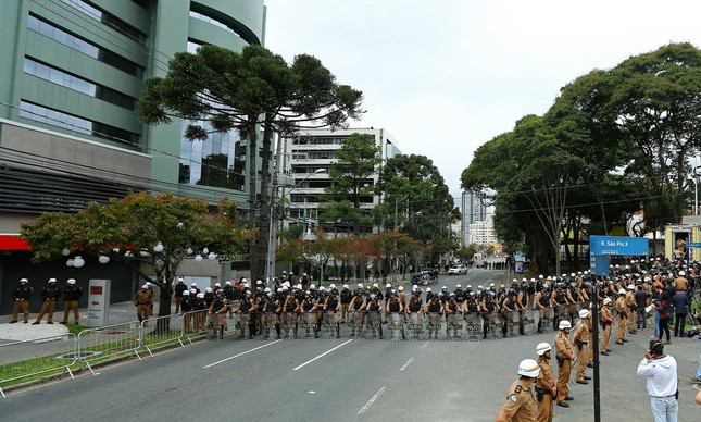 Os cerca de 1,7 mil policiais que trabalham em Curitiba receberam reforço