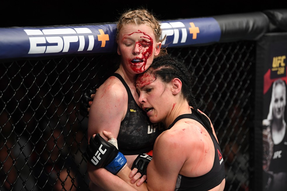 Lina Lansberg provocou um grande sangramento no supercÃ­lio de Tonya Evinger no UFC Estocolmo â?? Foto: Getty Images