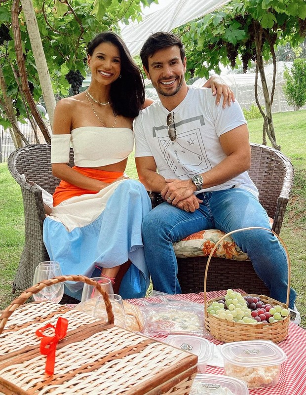 Jakelyne Oliveira e Mariano em piquenique romântico (Foto: Reprodução/Instagram)