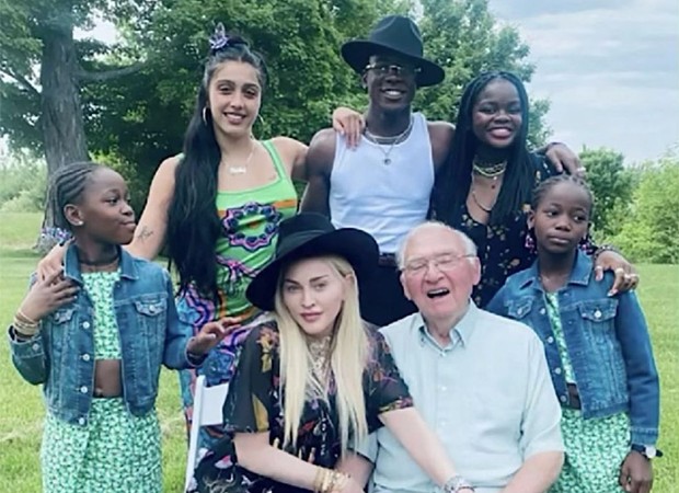 Madonna com o pai e os filhos (Foto: Reprodução/Instagram)