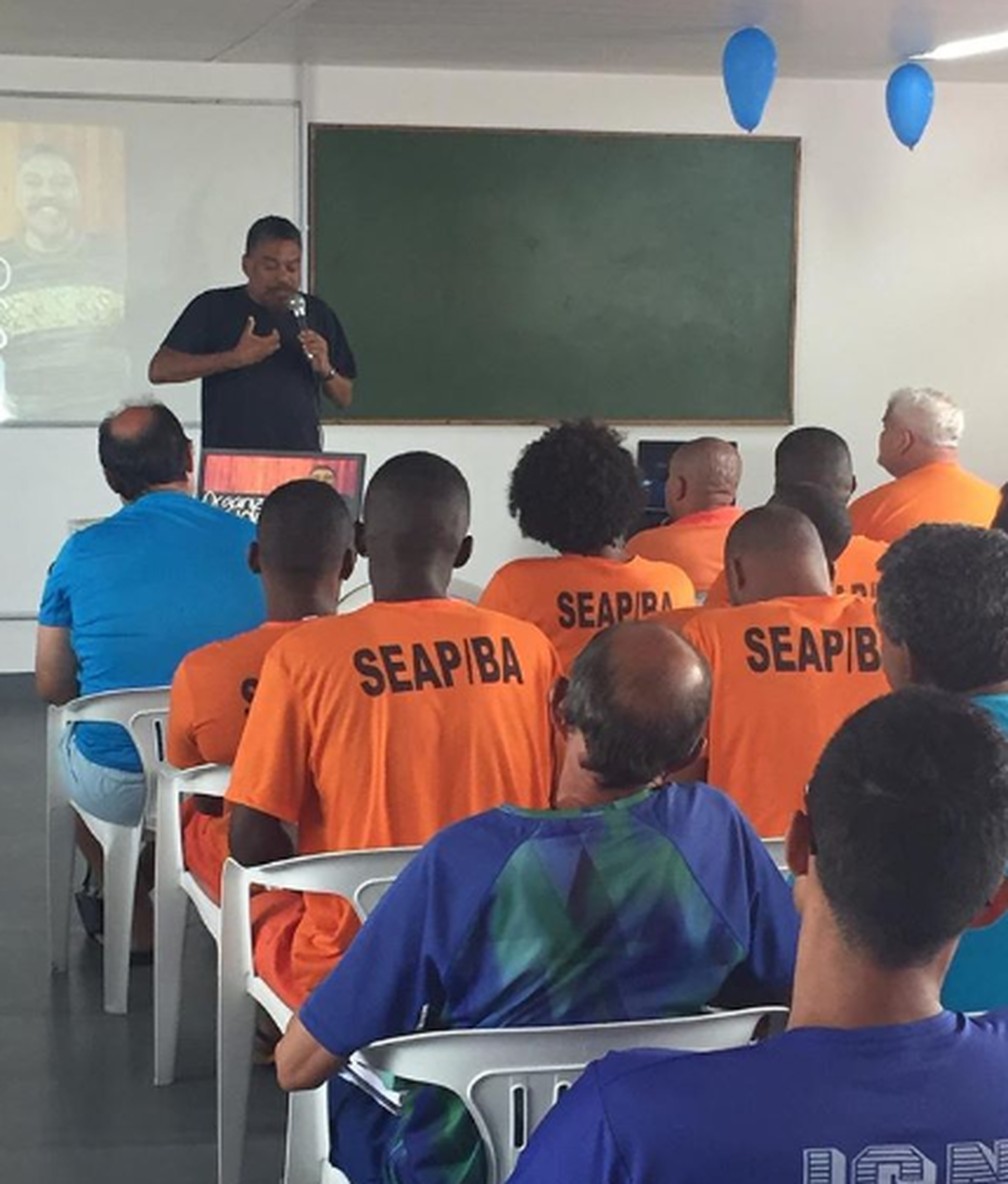 Jorge Portugal dando aula no projeto de ressocialização nos presídios da Bahia — Foto: Reprodução / Redes Sociais