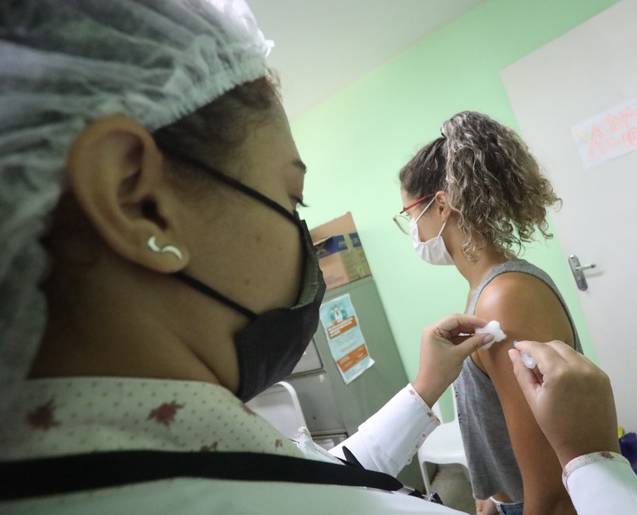 Profissional de saúde aplica vacina em moradora de Niterói: nova janela de imunização convoca quem tem mais de 40 anos para a quarta dose