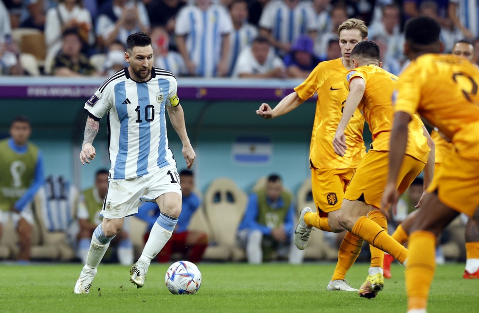 Marcação sobre Messi em Holanda x Argentina — Foto:  EFE/EPA/Rungroj Yongrit