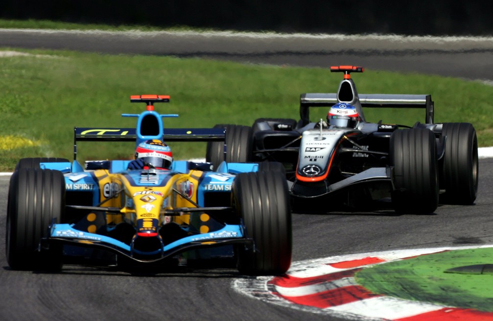 Fernando Alonso e Kimi Raikkonen duelaram durante toda a temporada de 2005 da Fórmula 1 — Foto: Lars Baron/Bongarts/Getty Images