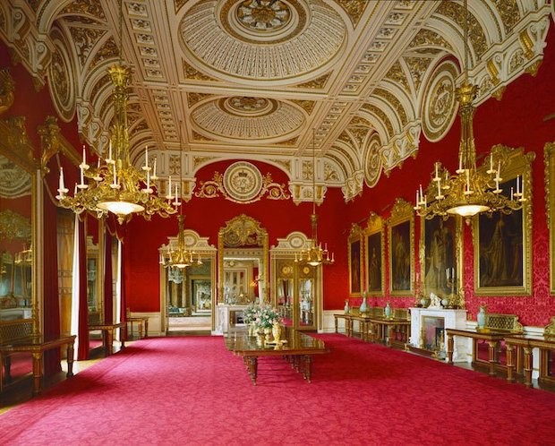 A Sala de Jantar do palácio tem uma decoração imponente em vermelho e dourado  (Foto: The Royal Collection Trust / Divulgação)